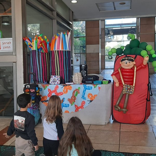 מופע וסדנת בלונים - סיפור חנוכה