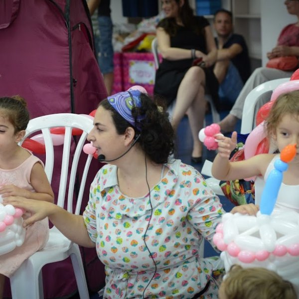 טקס עוגה - מנסים לכבות את הנרות בעוגת בלונים