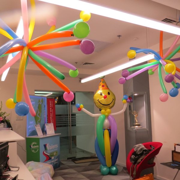 עיצוב פורים ליצן בלוני צורות ואשכולות משוגעים
