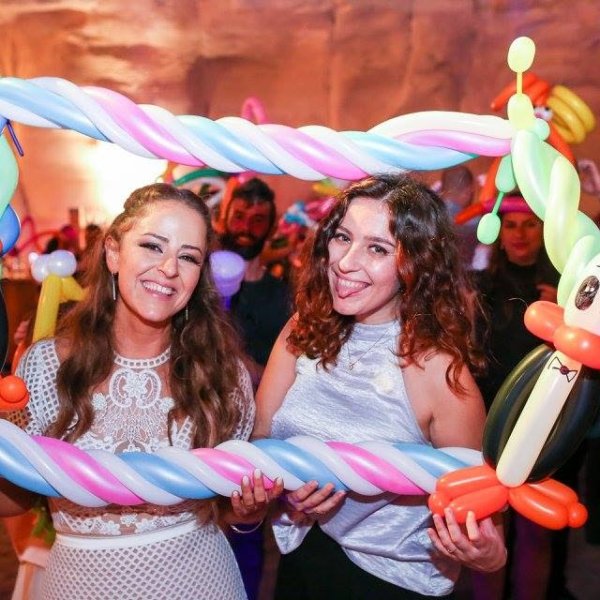 עותק של בלונים לרחבת הריקודים מסגרת עם דמויות